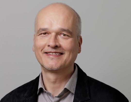 Peter Schönwandt ist Künstler und Experte für Marken-Design.